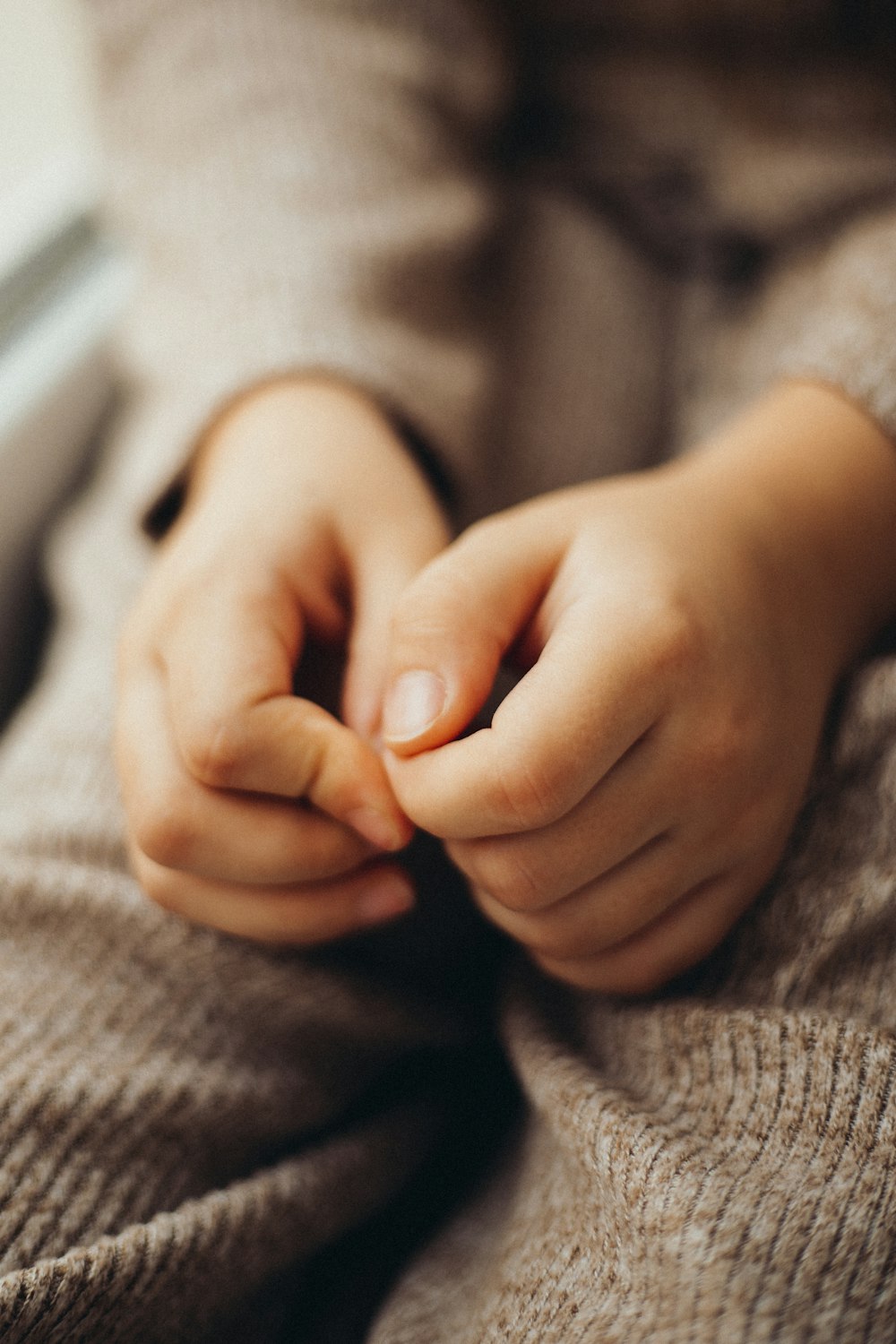 eine Nahaufnahme einer Person, die ein Handy in der Hand hält