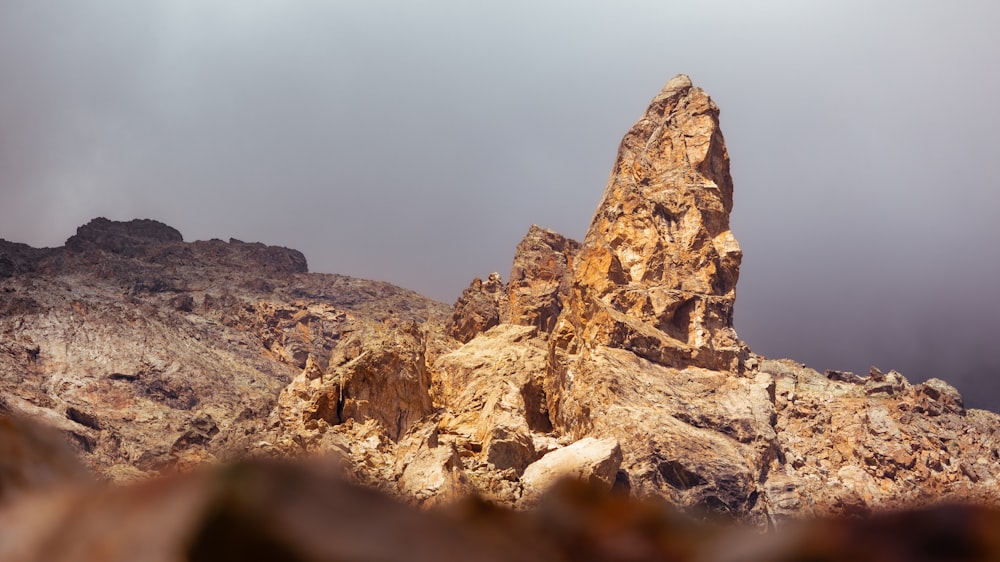 una formación rocosa en medio de una cadena montañosa