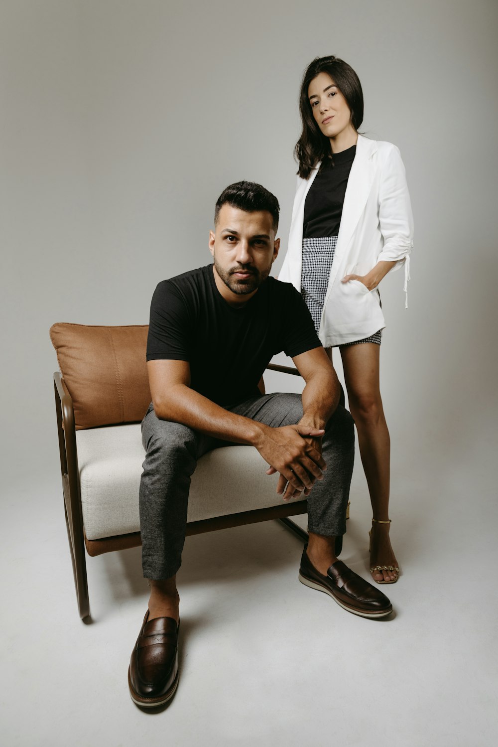ein Mann und eine Frau sitzen auf einem Stuhl