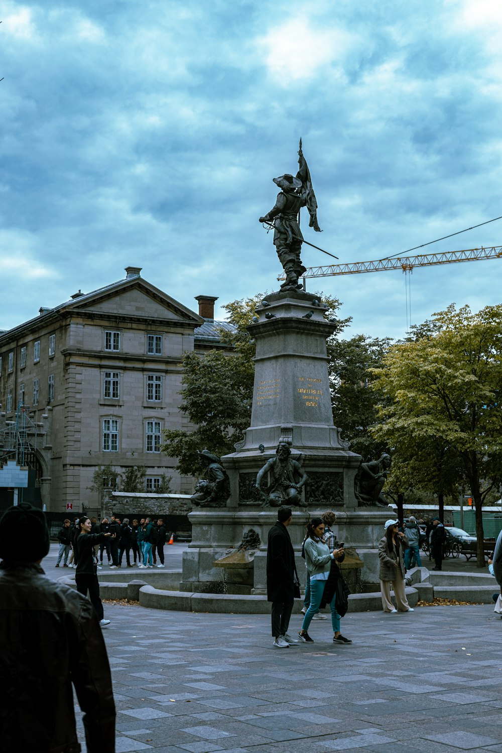 un gruppo di persone in piedi intorno a una statua