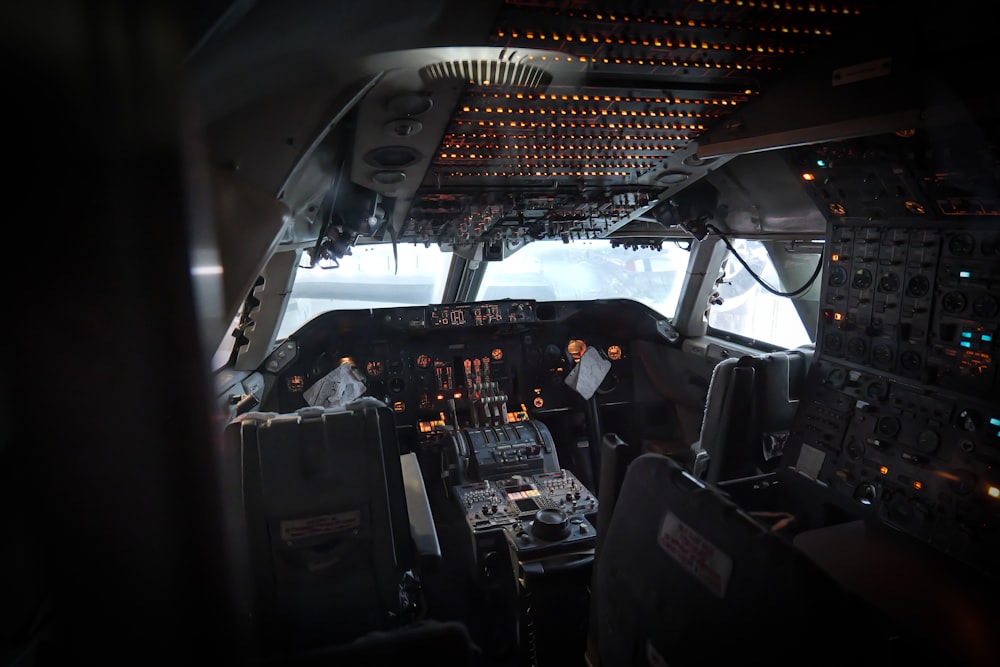 Una vista de la cabina de un avión por la noche