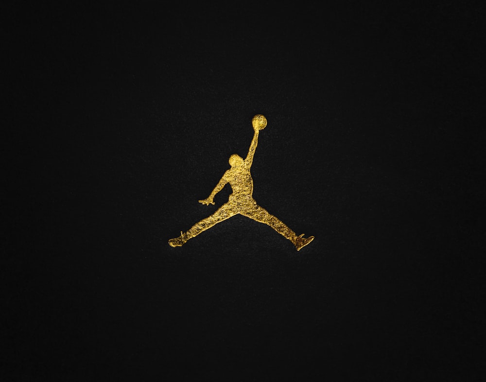 Um logotipo dourado da Air Jordan em um fundo preto