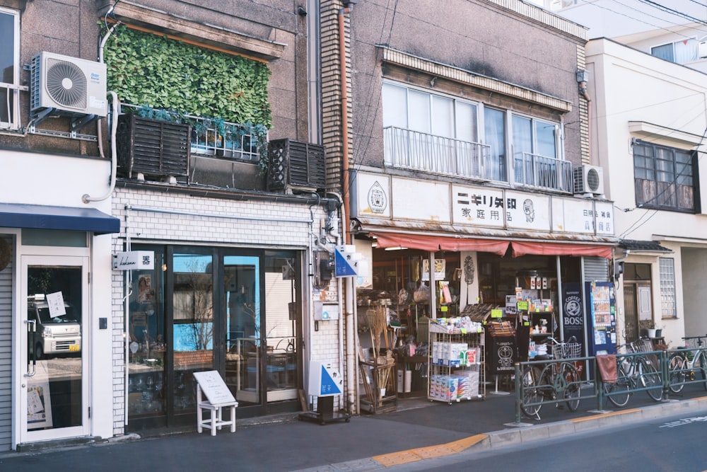 una esquina de la calle con una tienda y una bicicleta estacionada frente a ella