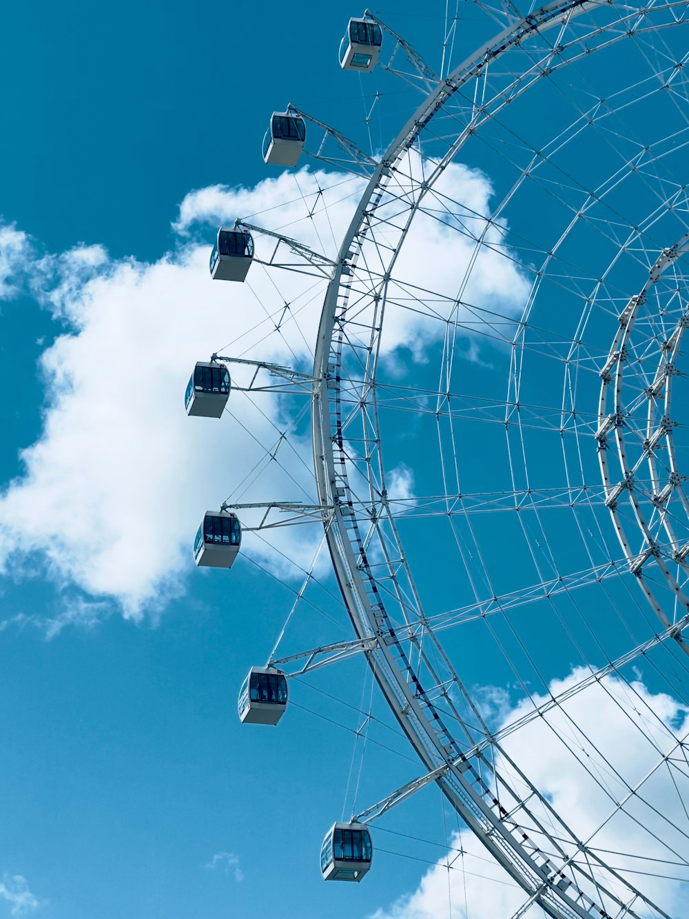 Ein Riesenrad ist vor blauem Himmel zu sehen