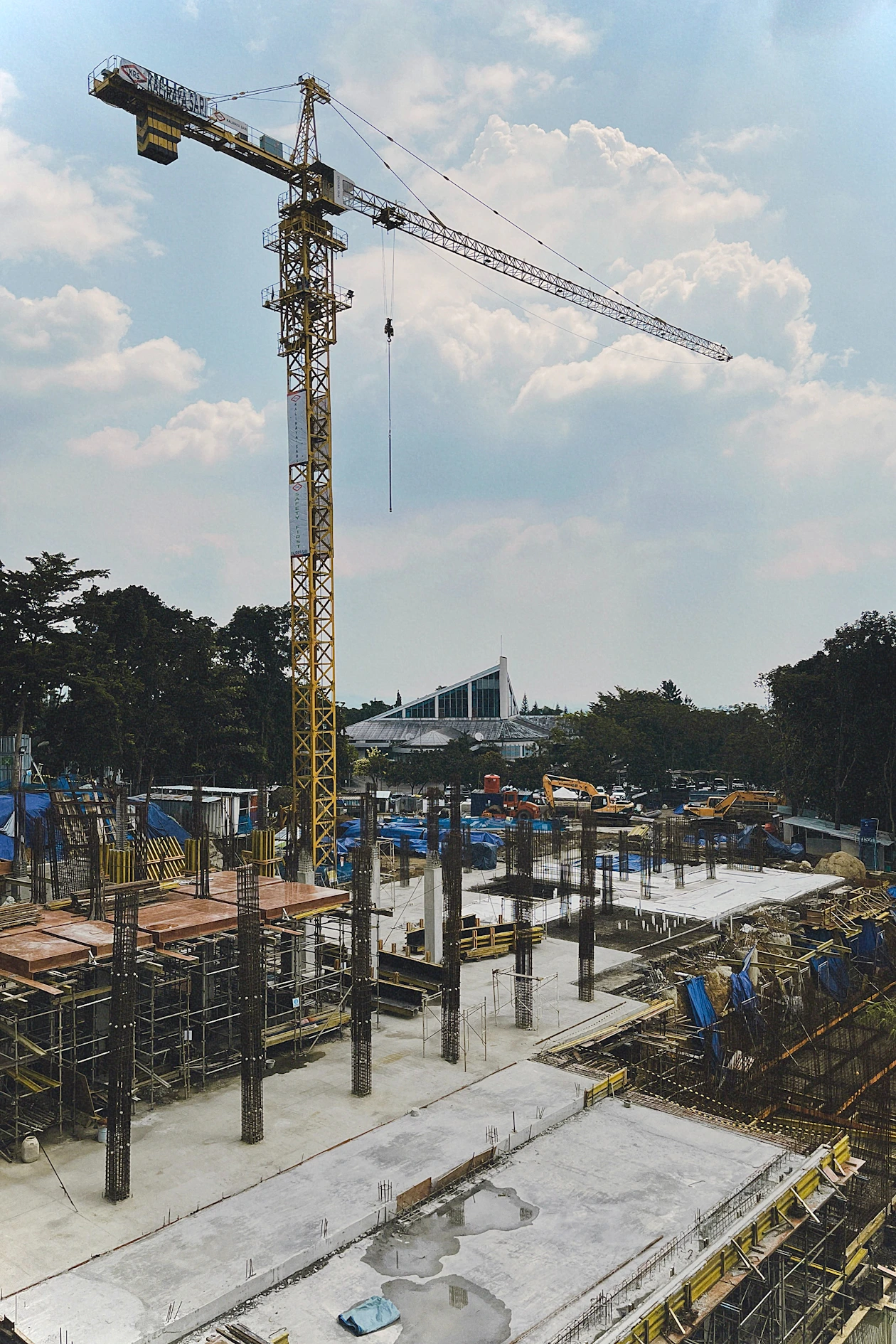 Grúa y maquinaria en una obra de construcción.