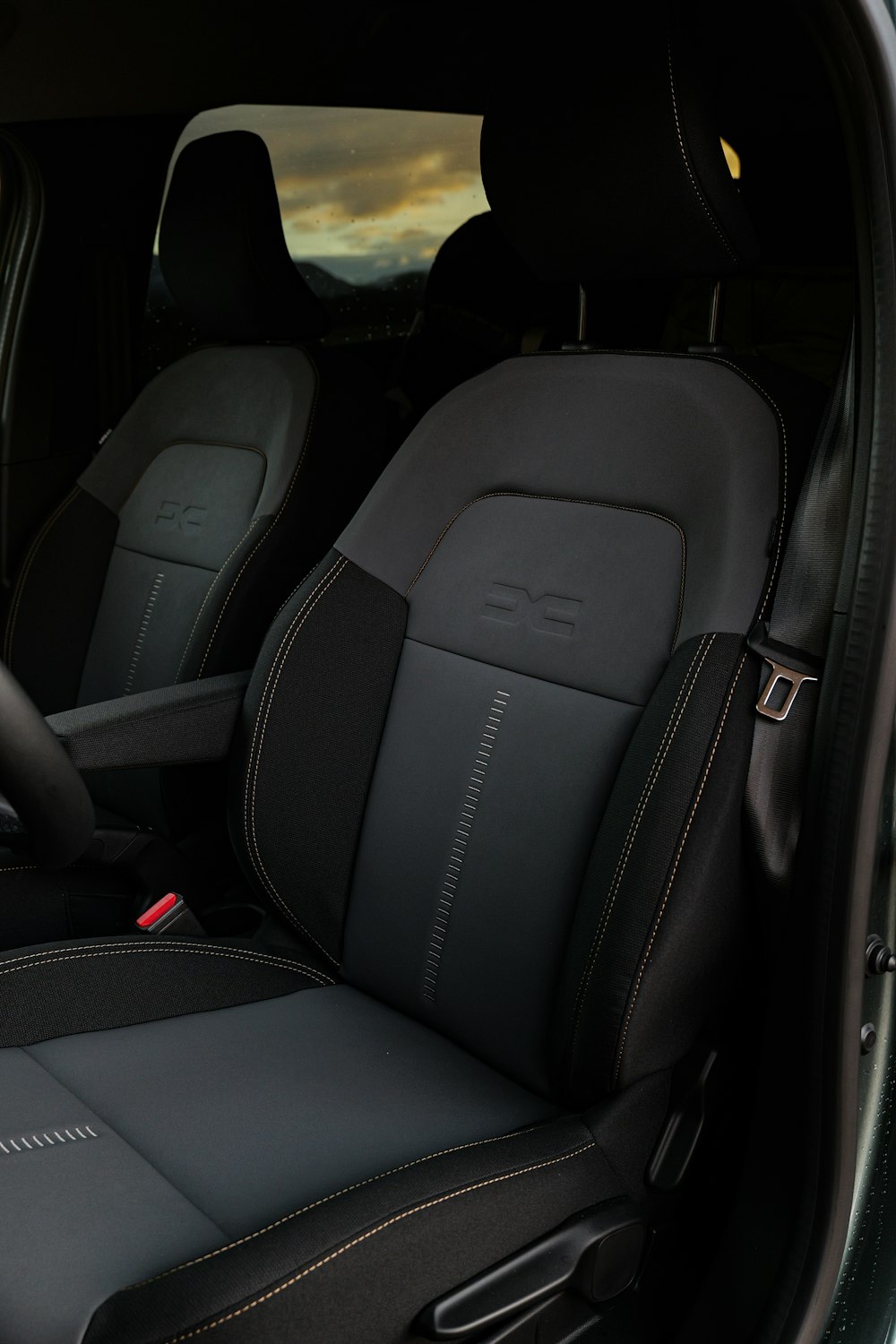 o interior de um carro com um assento de couro preto