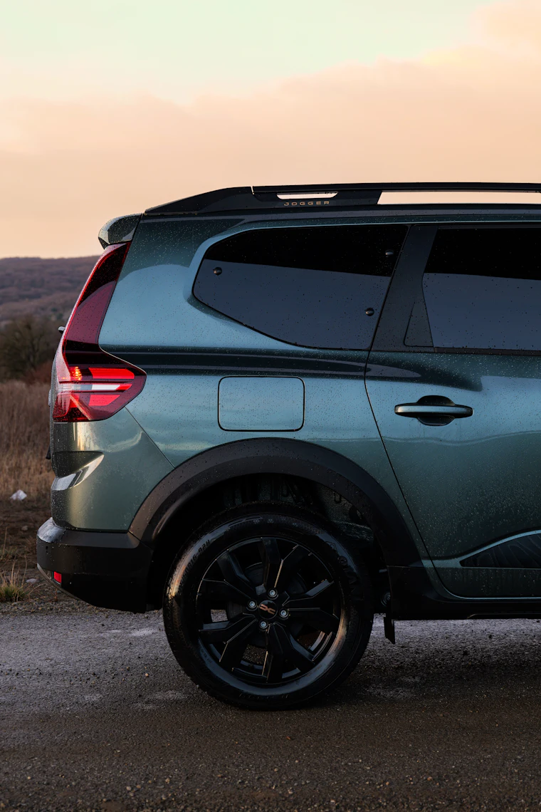 Koyu yeşil Renault Austral SUV, arkadan yan görünüm