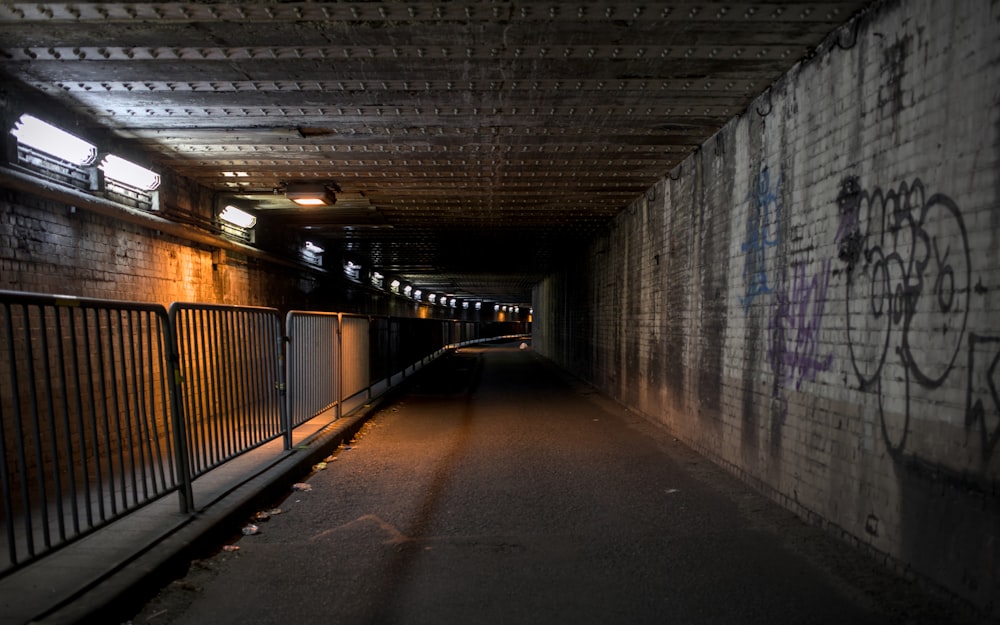 Un túnel oscuro con grafitis en las paredes