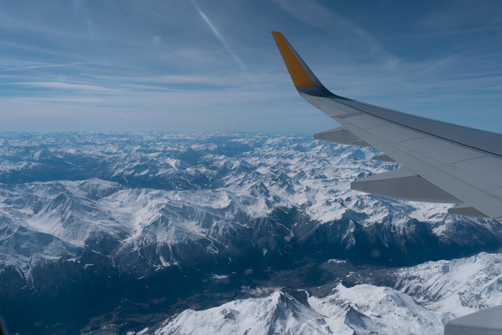 Una veduta di una catena montuosa dal finestrino di un aereo