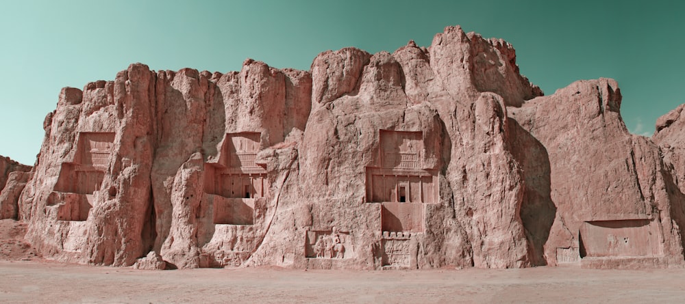 une formation rocheuse à laquelle est construite une maison