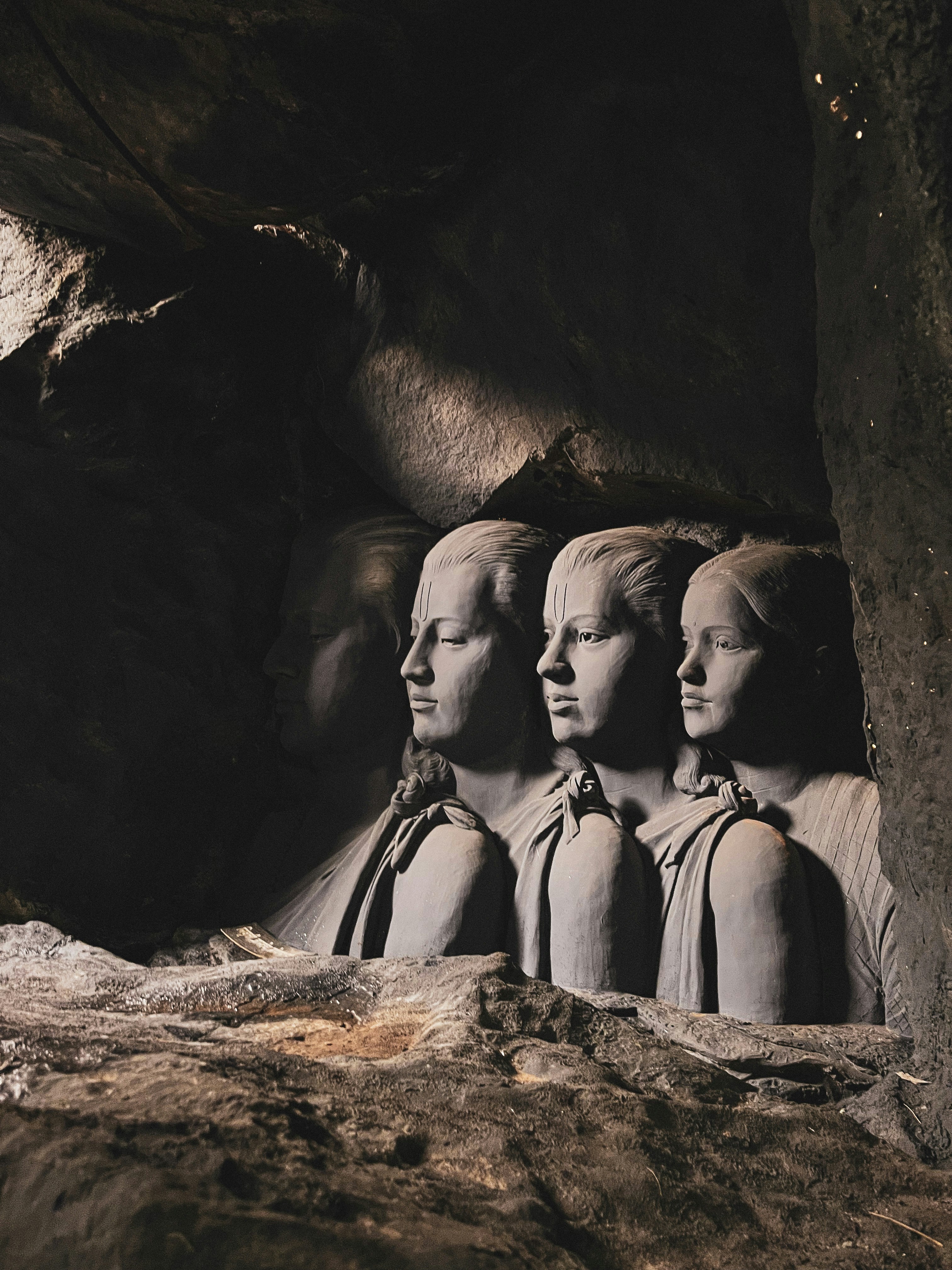 Un grupo de estatuas de personas