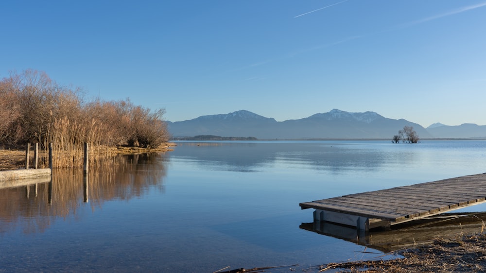 Un muelle de madera sentado en la parte superior de un lago