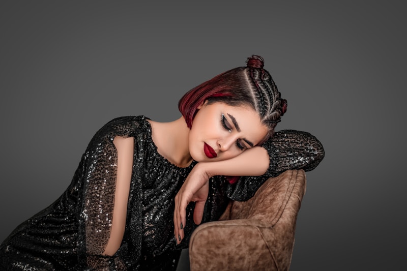 Sugar mommy con vestido negro en sillón