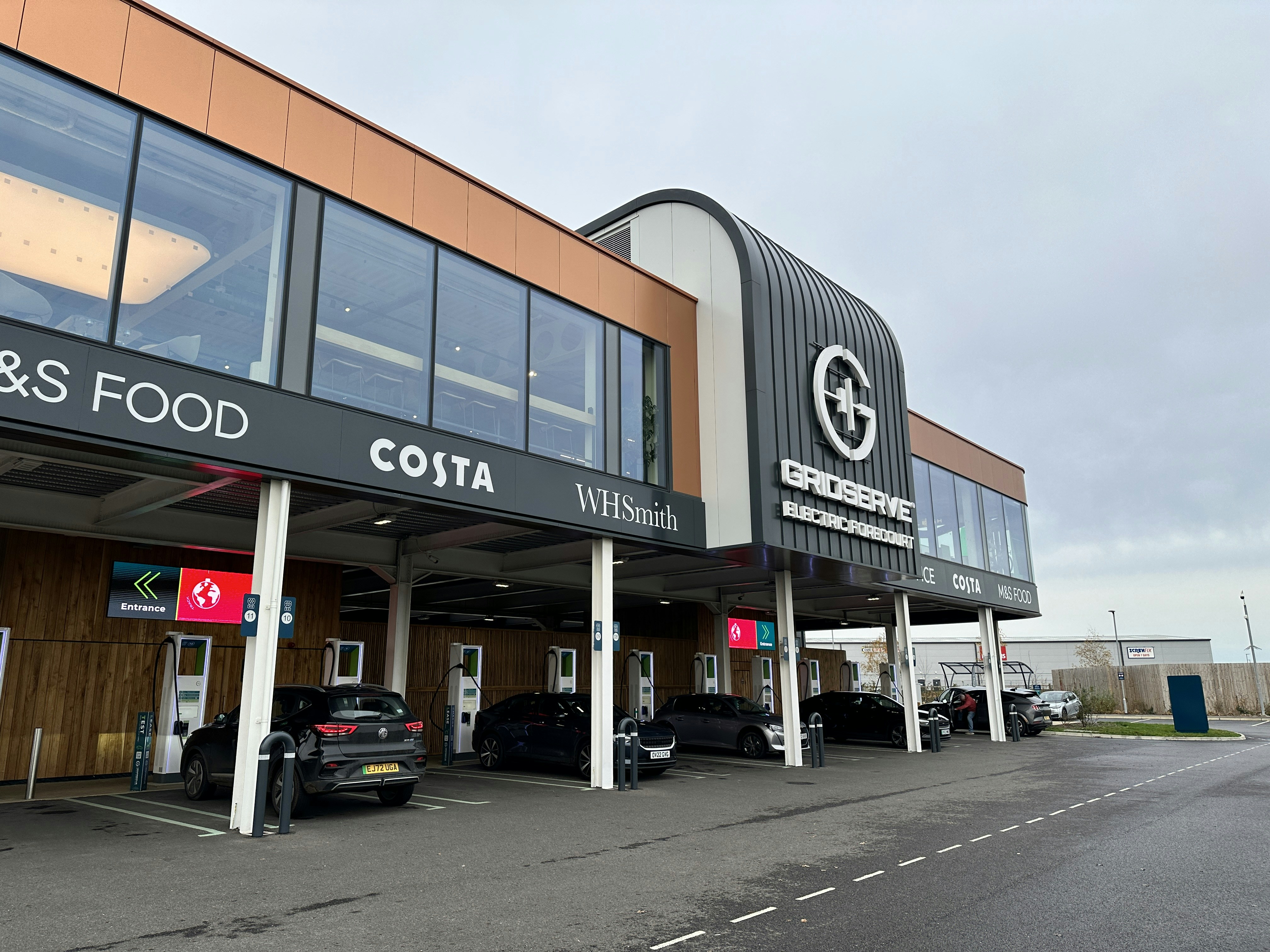 ein Autohaus mit davor geparkten Autos