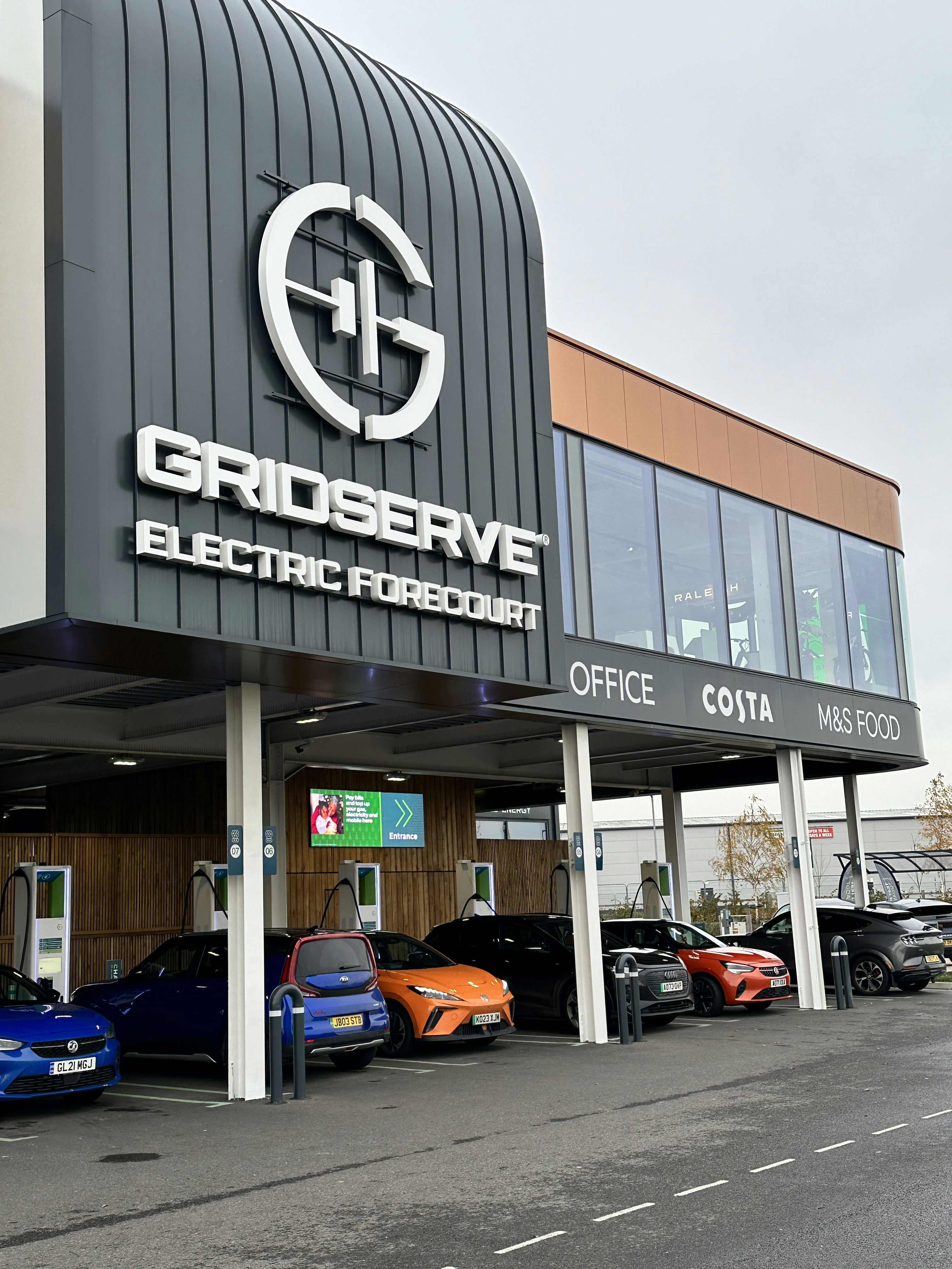 ein Gebäude mit einem Haufen Autos, die davor geparkt sind