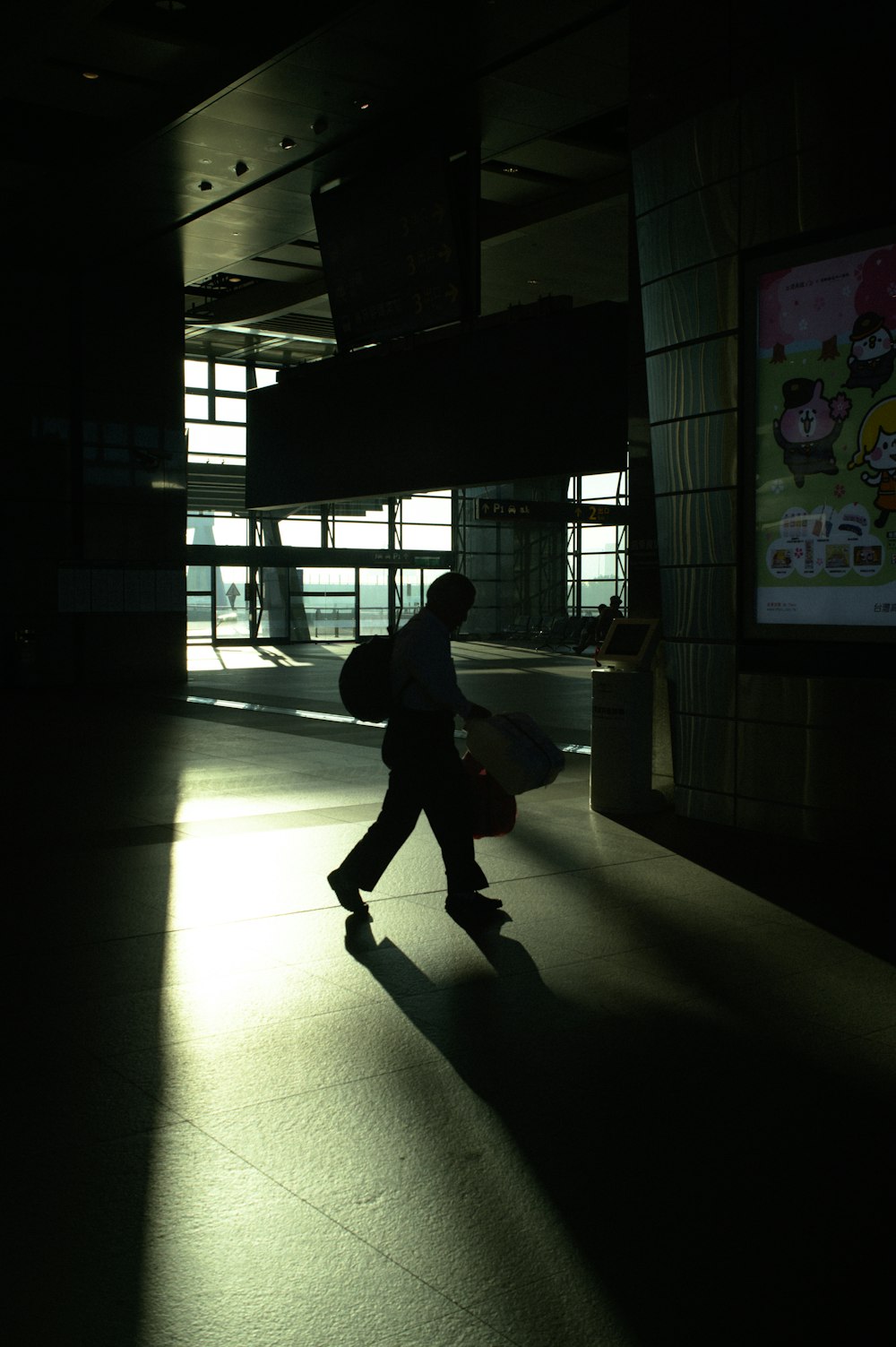 una persona con una maleta caminando en la oscuridad