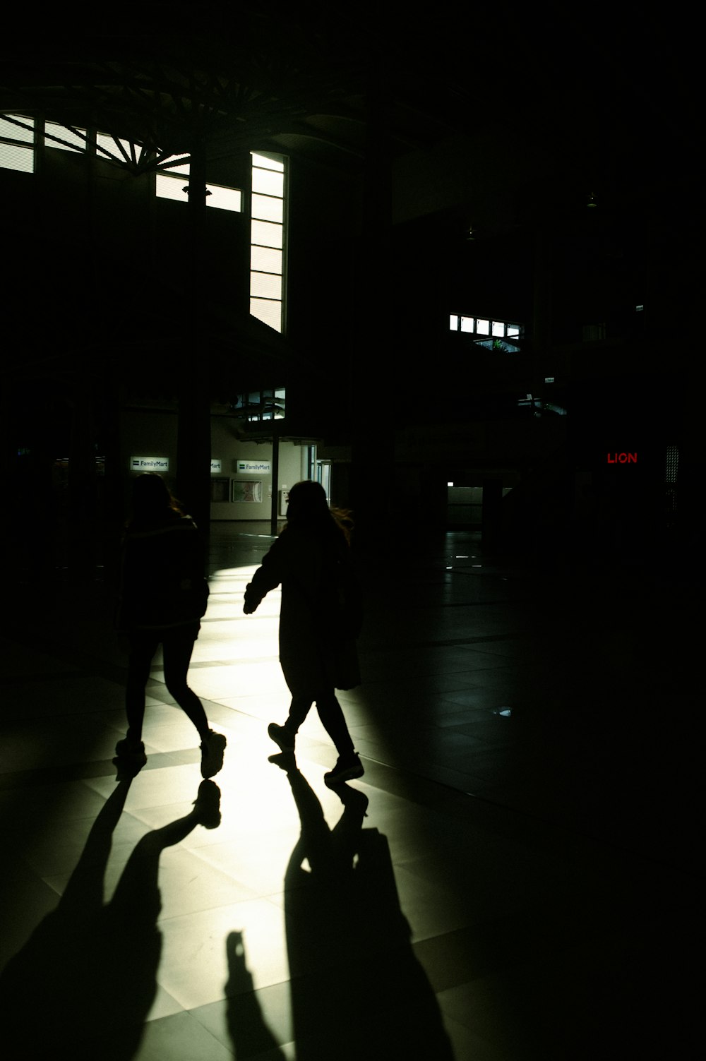 un couple de personnes qui font du skateboard dans le noir