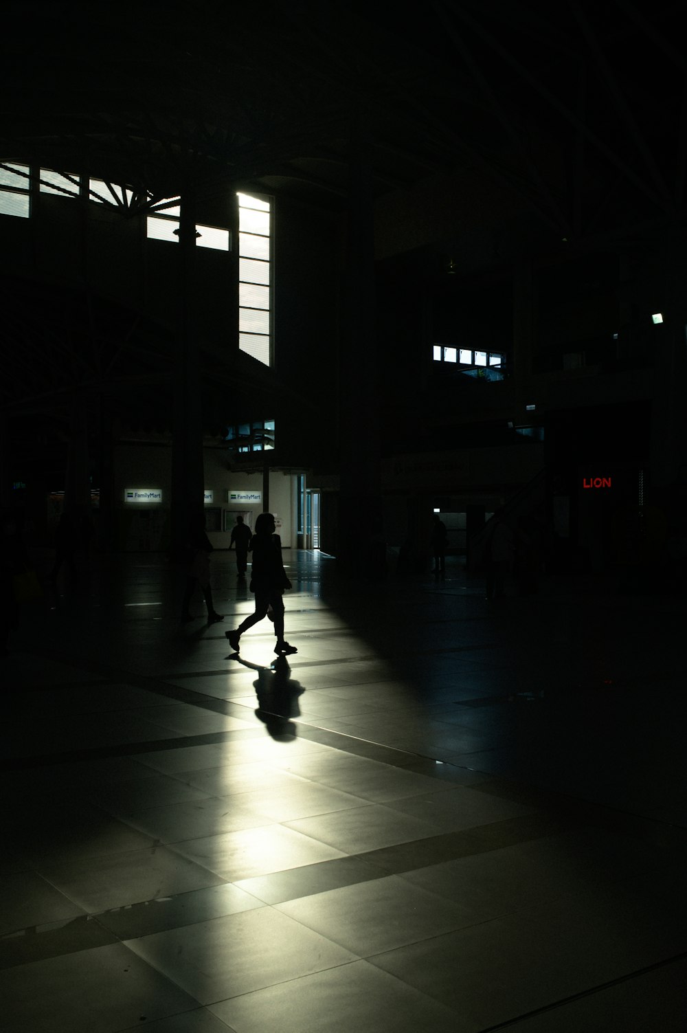 une personne marche dans une pièce sombre