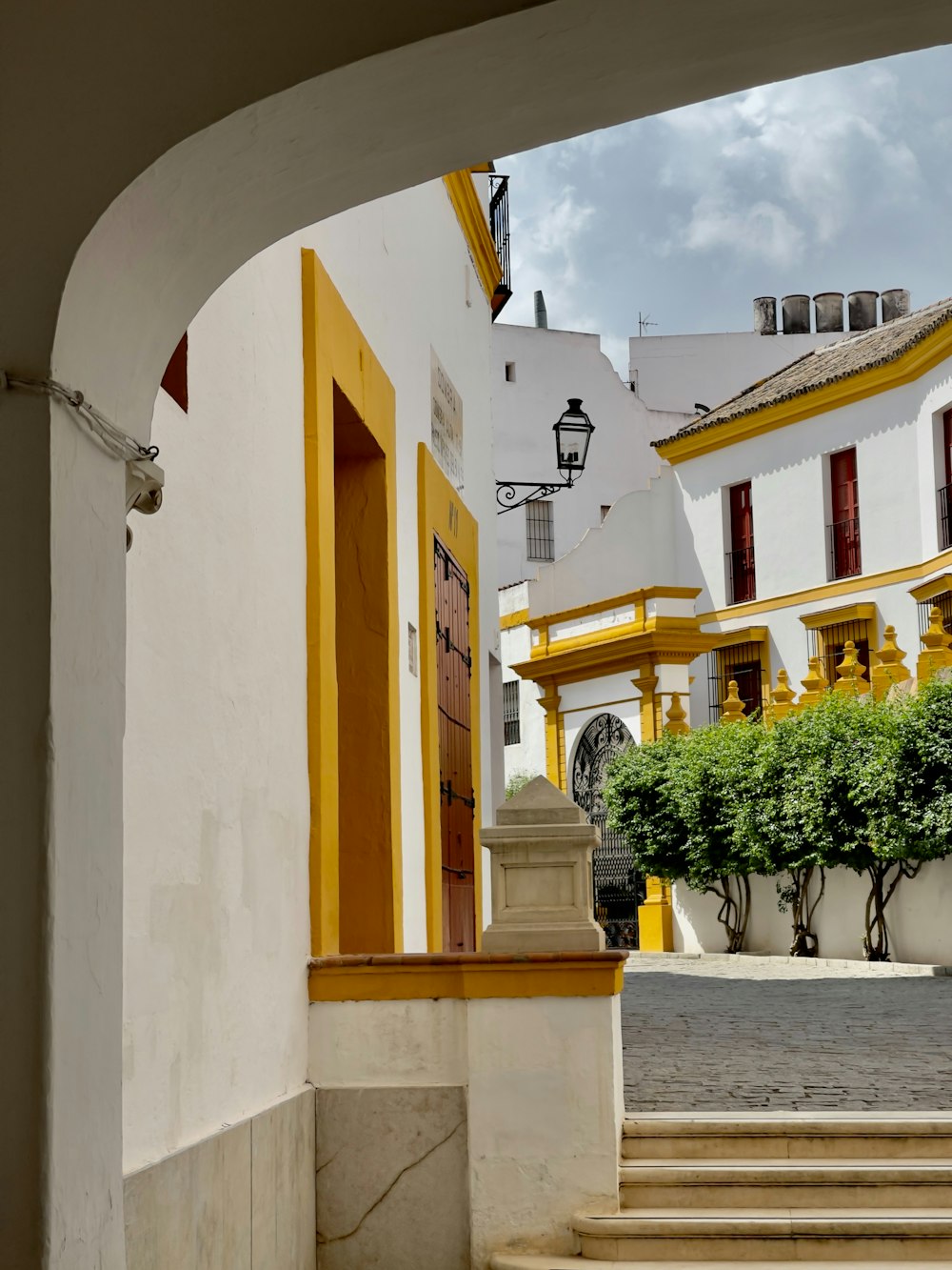 Un edificio blanco y amarillo con escalones que conducen a él