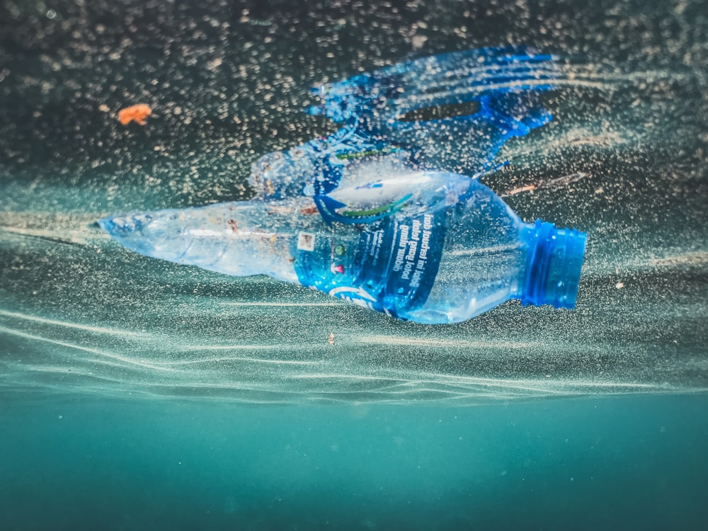 uma garrafa de plástico flutuando na água