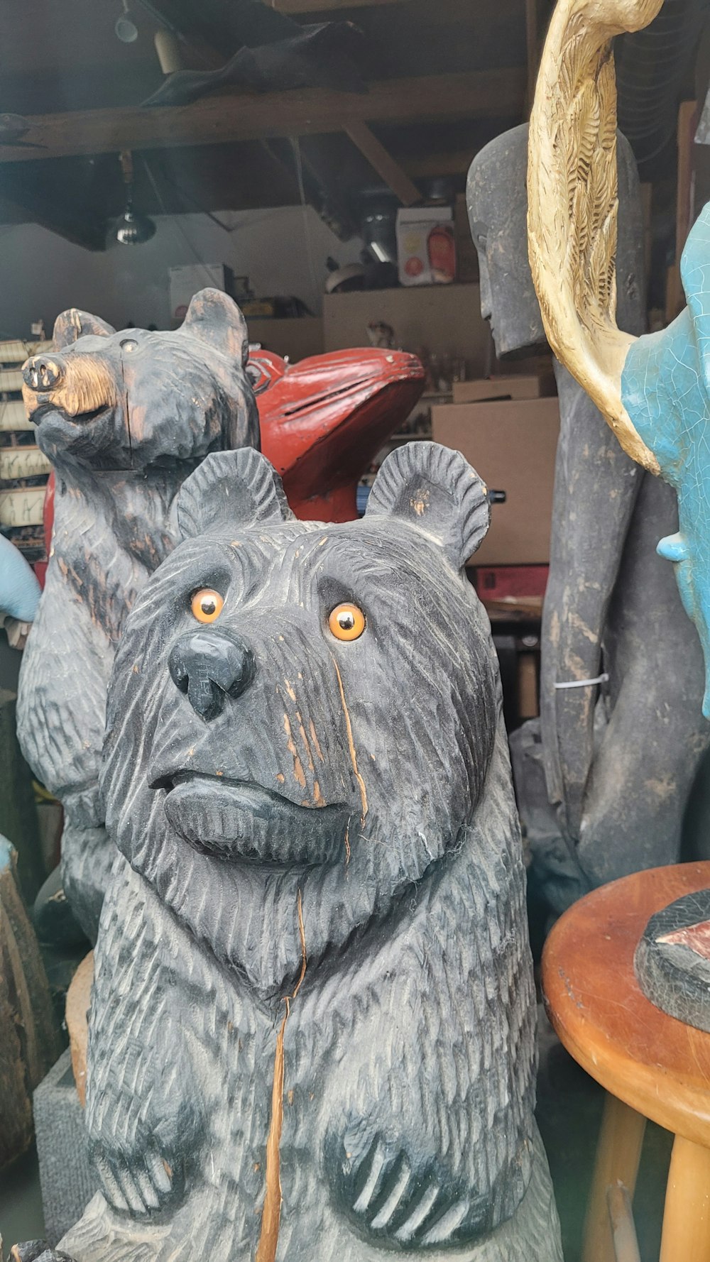 Un primer plano de una estatua de un oso