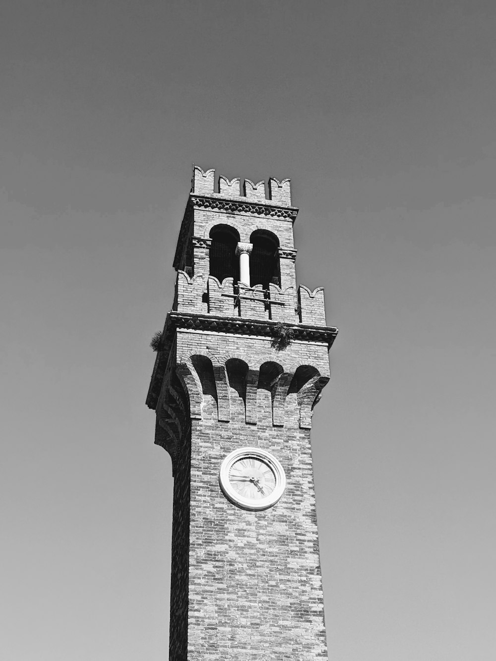 Una foto en blanco y negro de una torre del reloj