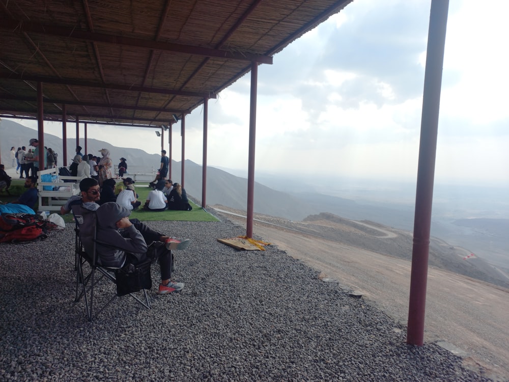 Un grupo de personas sentadas en la cima de una colina