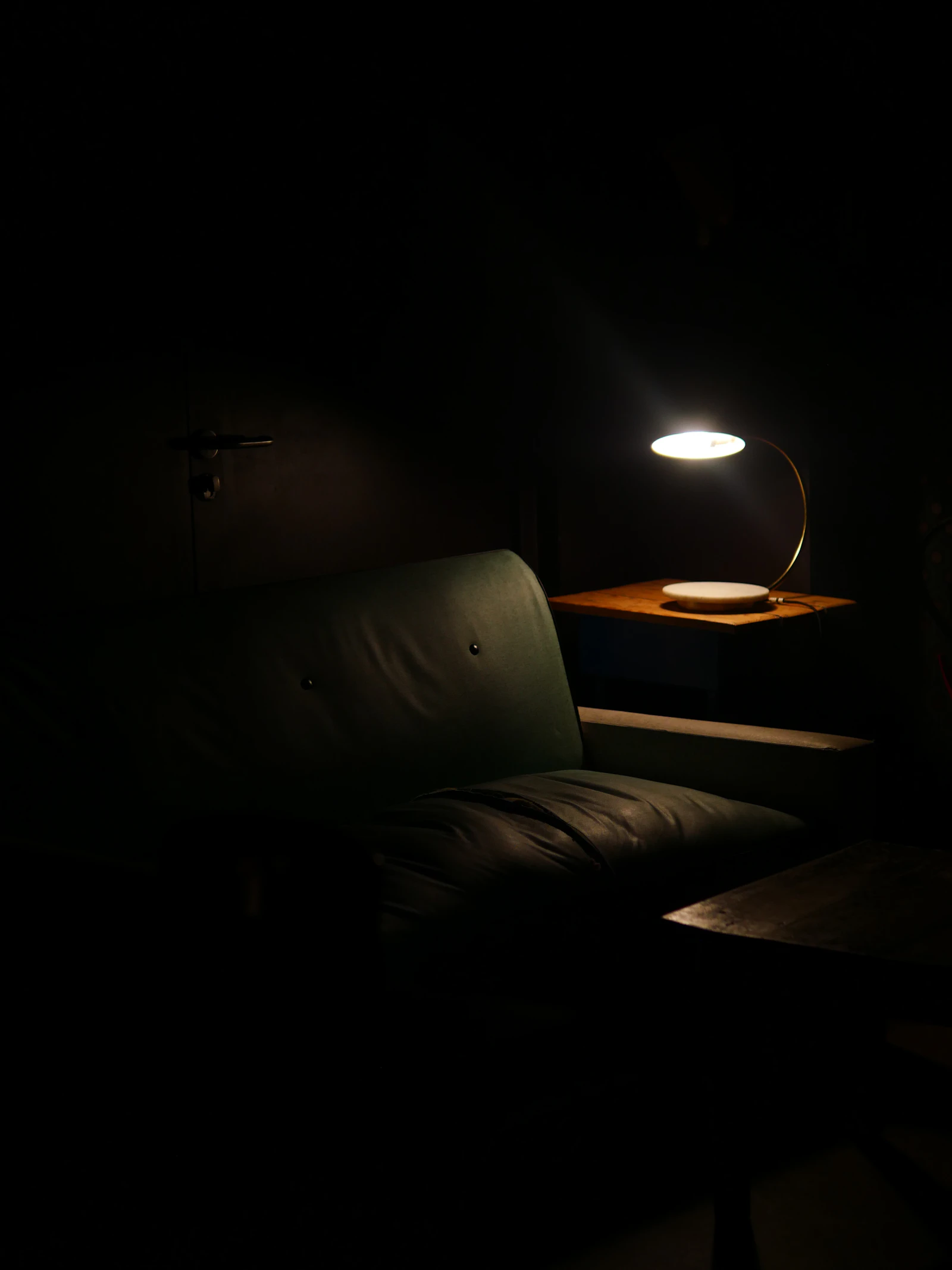 Jeu d'ombres projeté par une lampe sculpturale
