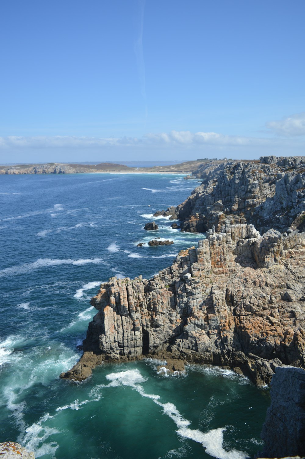 une vue sur l’océan du haut d’une falaise