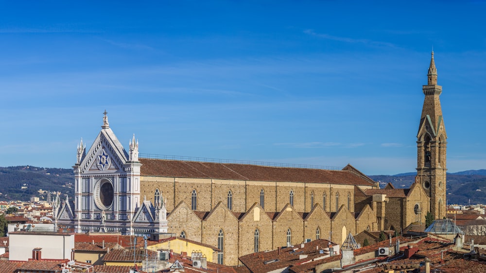 Blick auf eine Stadt mit einer Kirche im Hintergrund