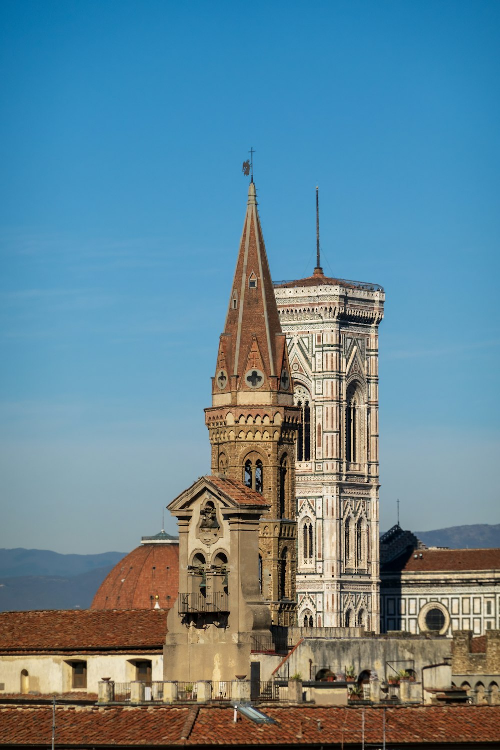 ein hoher Turm mit einer Uhr auf der Spitze