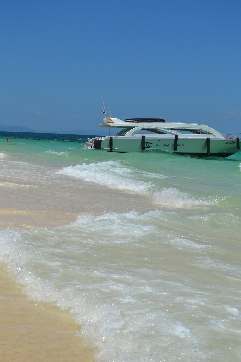 ein Boot, das im Wasser sitzt