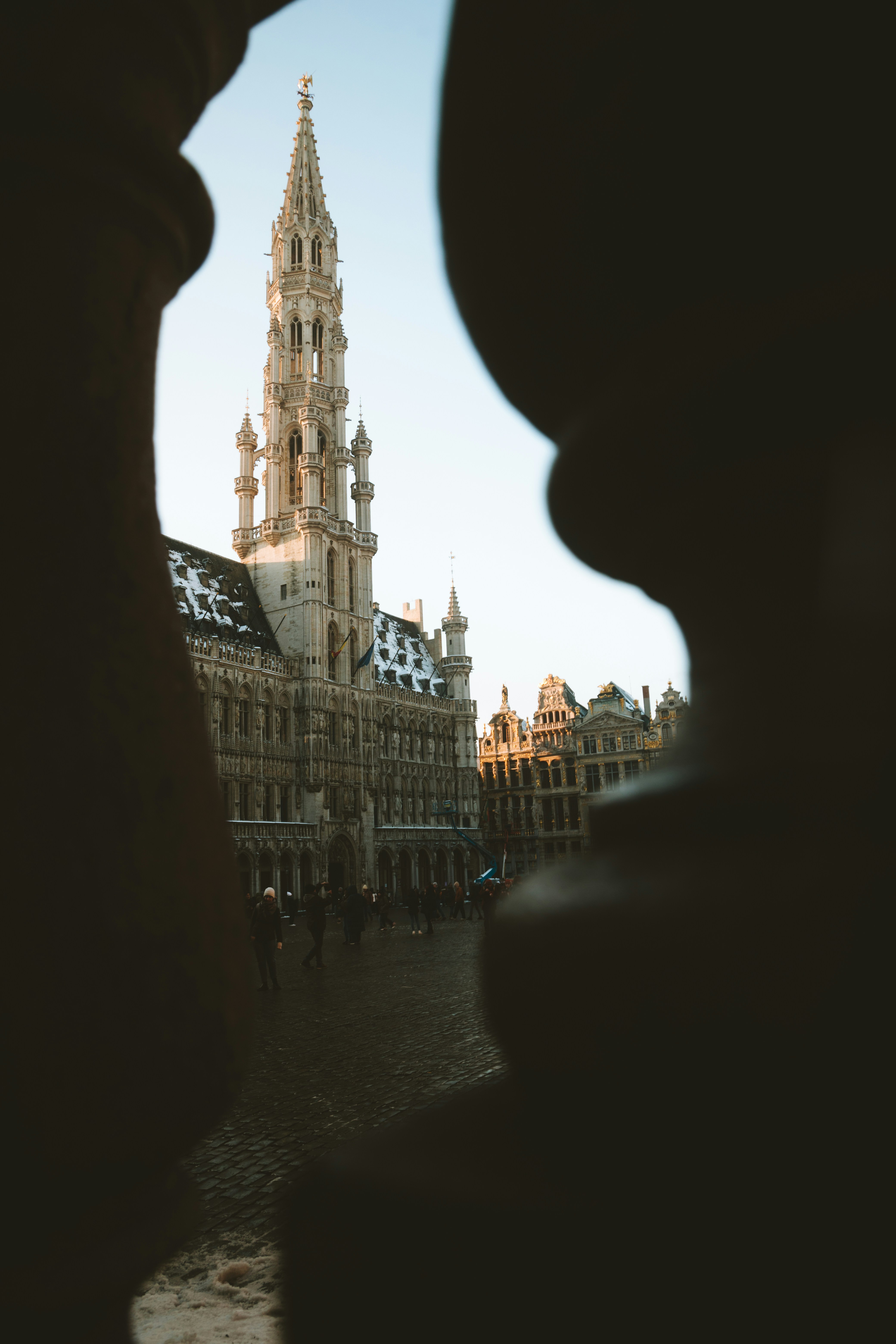 Un grande edificio con una torre dell'orologio sullo sfondo