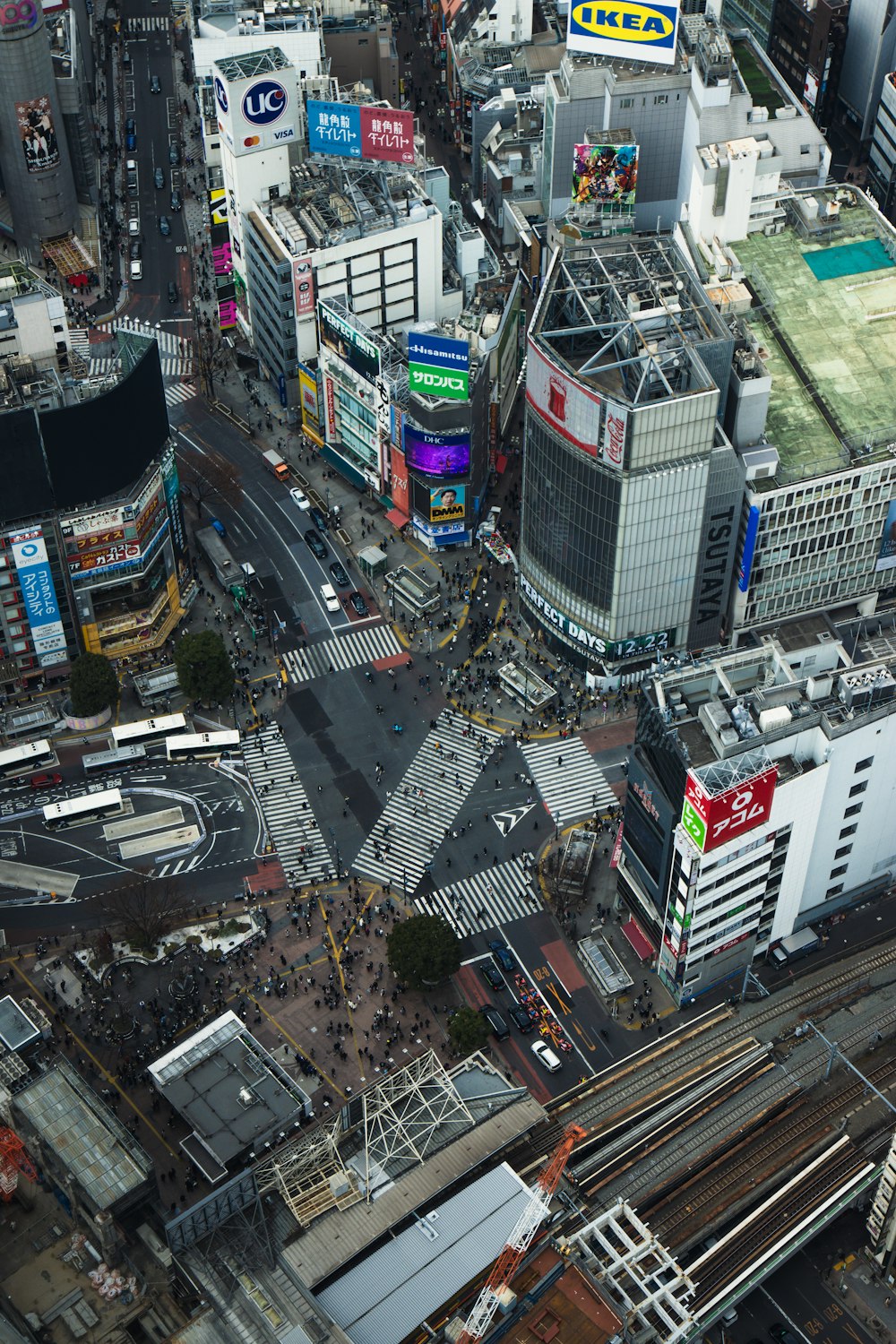 線路のある街の航空写真