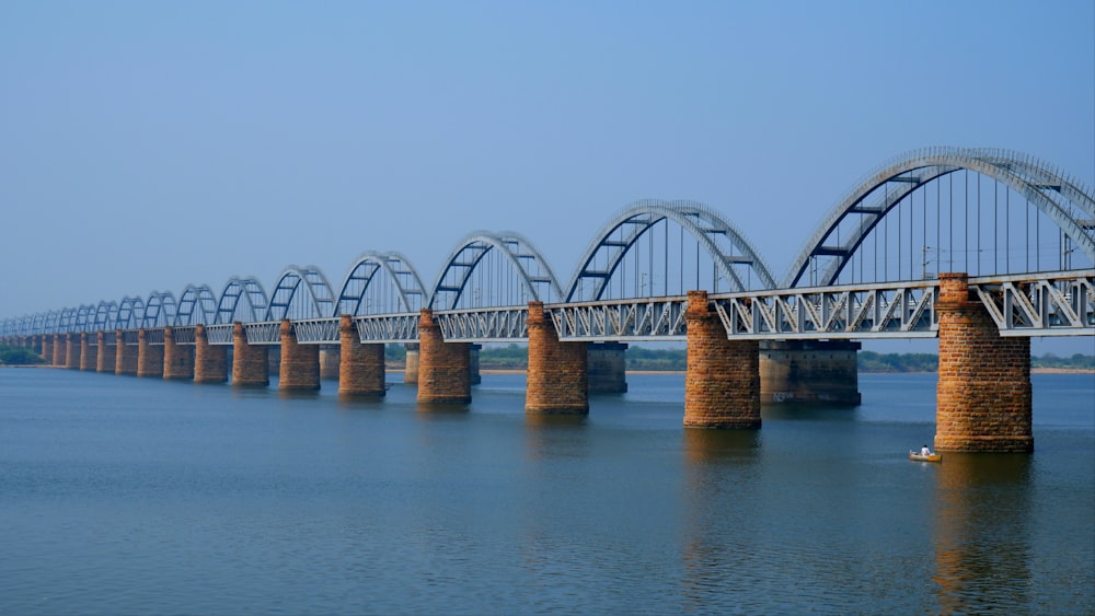 un lungo ponte su un grande specchio d'acqua