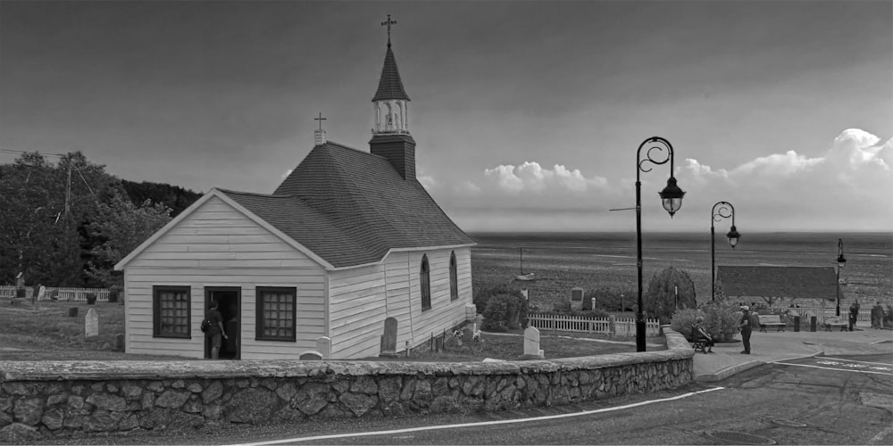 uma foto em preto e branco de uma pequena igreja