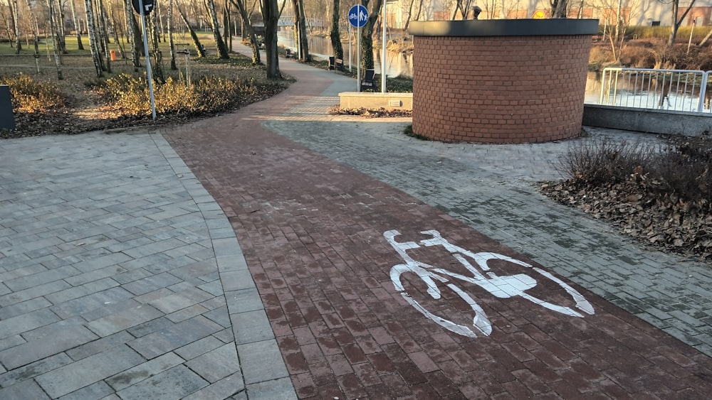 una pista ciclabile con una bicicletta dipinta sopra