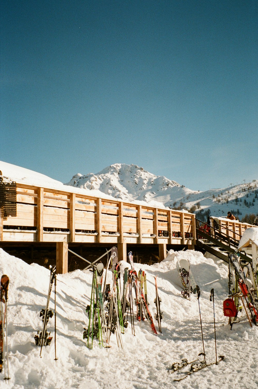 un tas de skis qui sont dans la neige