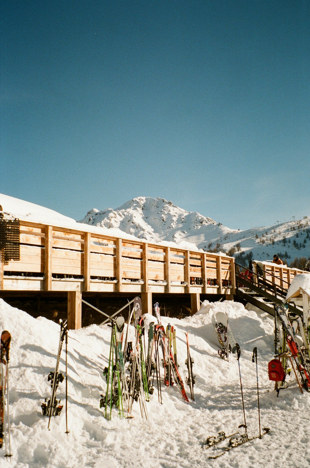 a bunch of skis that are in the snow