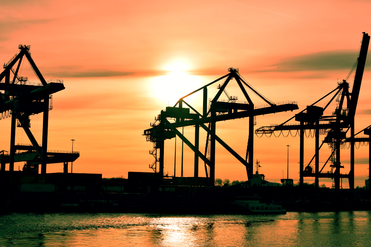 Kontainer kargo menunggu proses loading di pelabuhan internasional