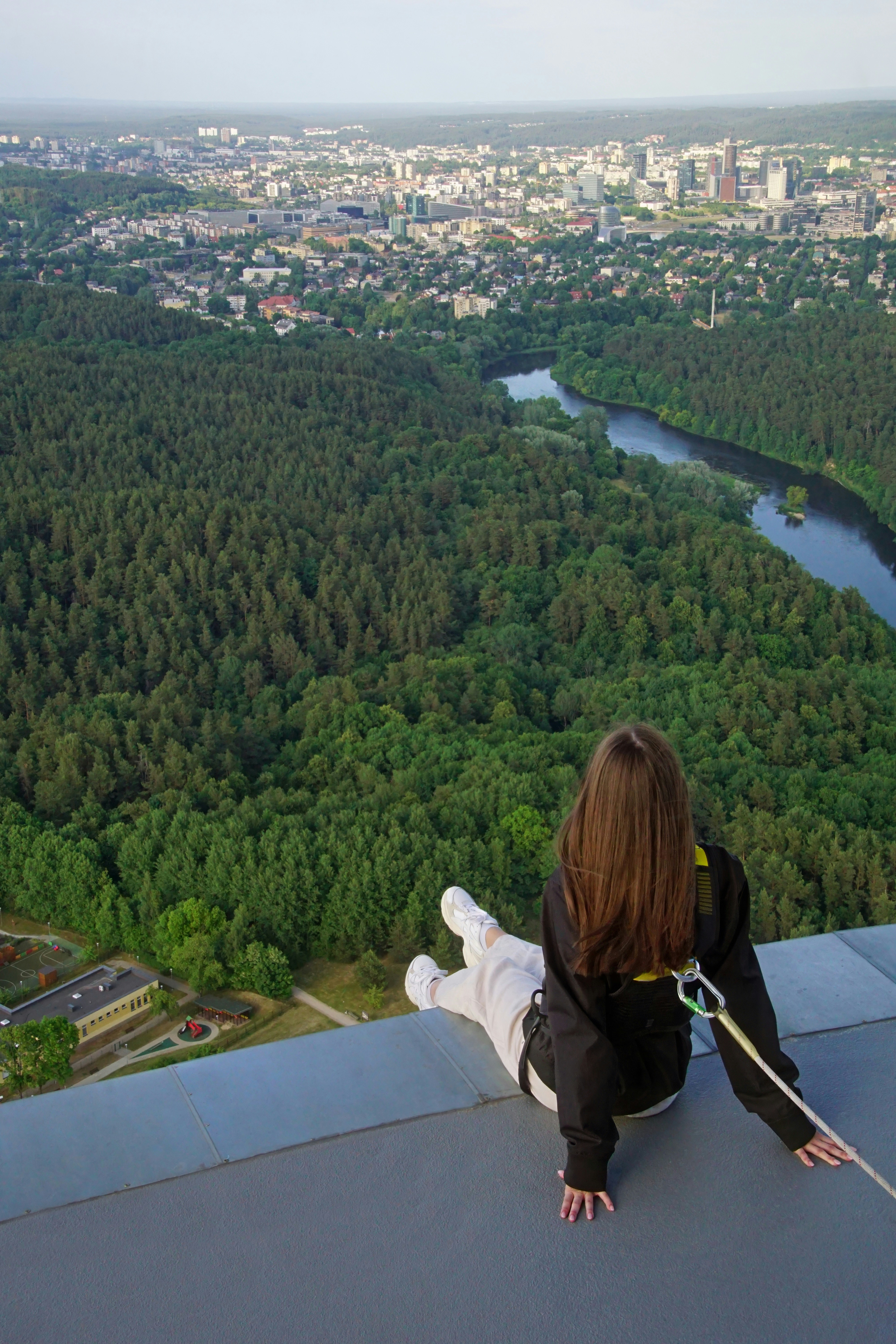 um, mulher, sentando, cima, um, edifício alto