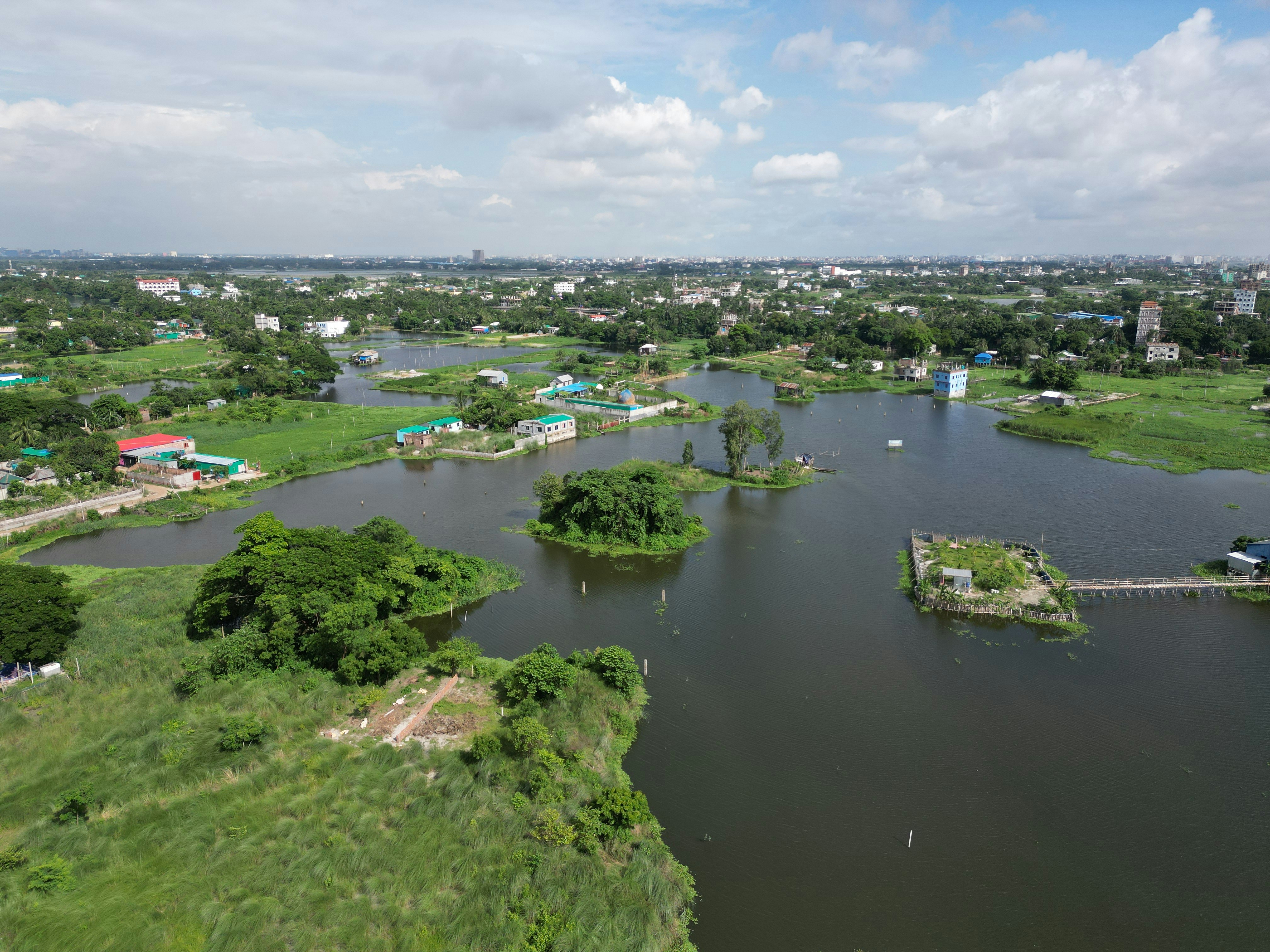 un fiume che scorre attraverso una campagna verde e lussureggiante