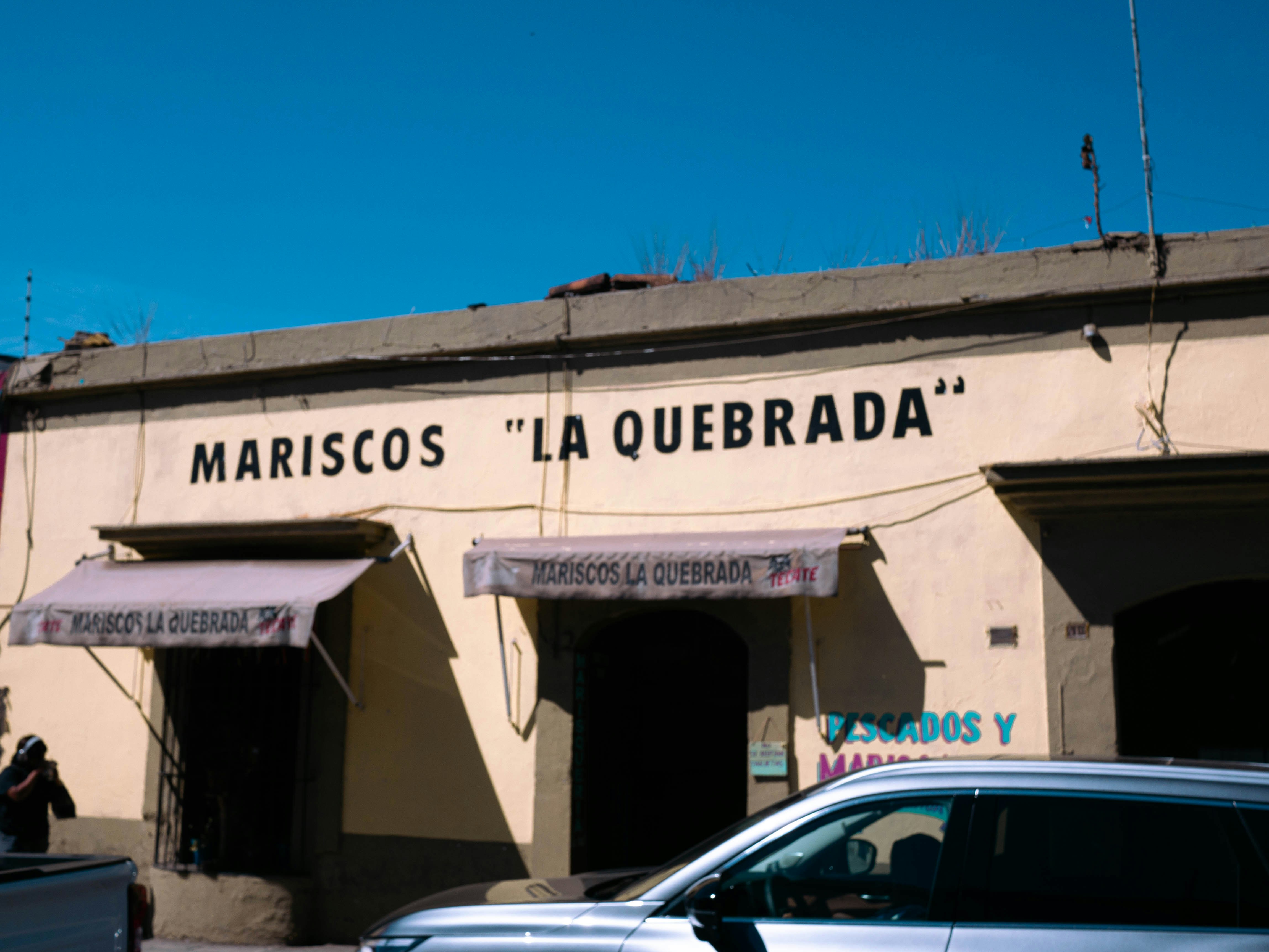 https://images.unsplash.com/photo-1706644533274-be124cb57dc1?ixid=M3w2MjYzNjJ8MHwxfHNlYXJjaHw3fHxCYXJyaW8lMjBCdXJyaXRvJTIwQmFyfGVufDB8MHx8fDE3NTI4NjM1OTJ8MA&ixlib=rb-4.1.0