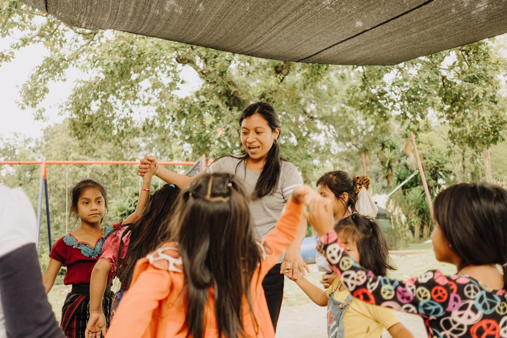 Un grupo de niños pequeños parados uno alrededor del otro