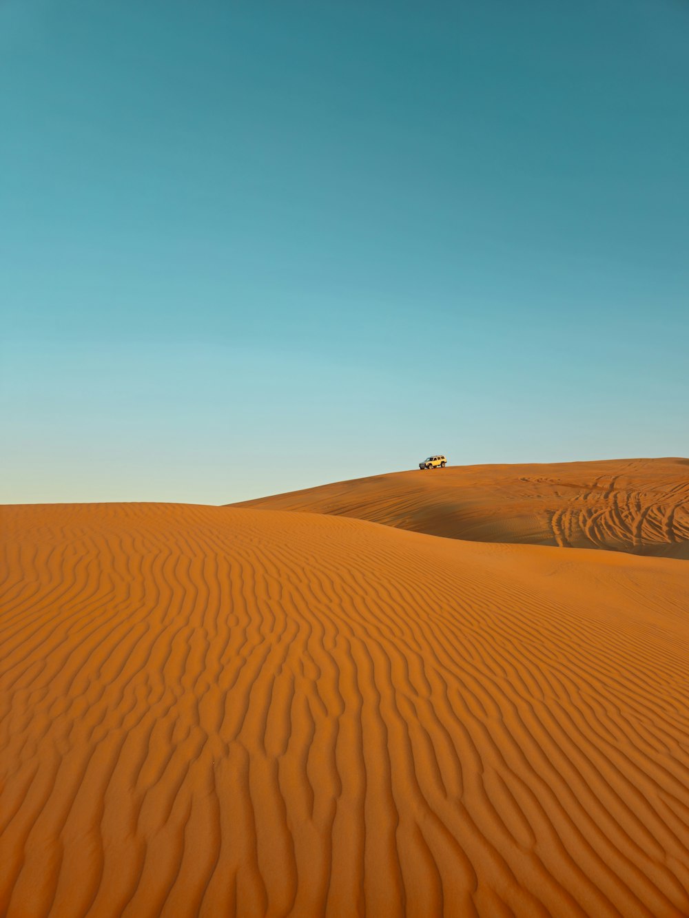 Un camión atraviesa el desierto