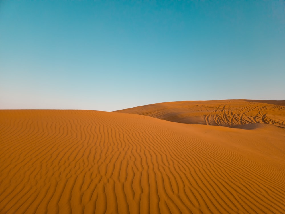 una vasta extensión de arena en el desierto