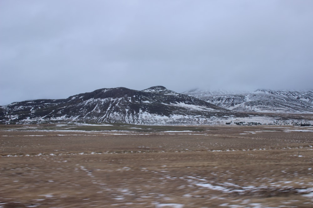 Ein schneebedecktes Gebirge in der Ferne