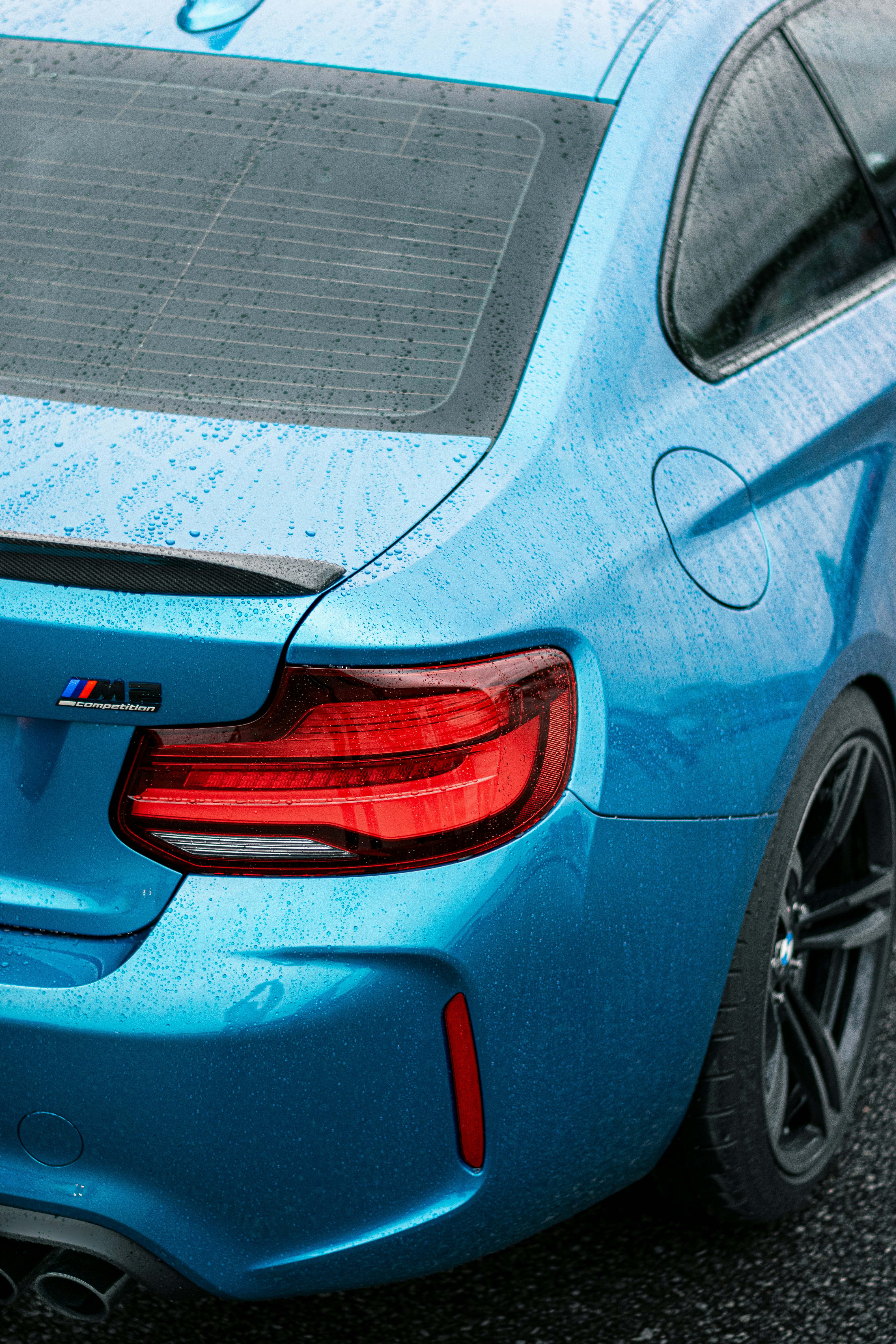 Ein blauer BMW parkt auf der Straße