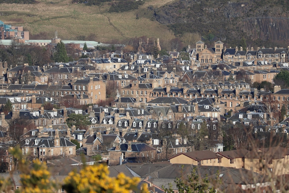 une vue d’une ville depuis une colline