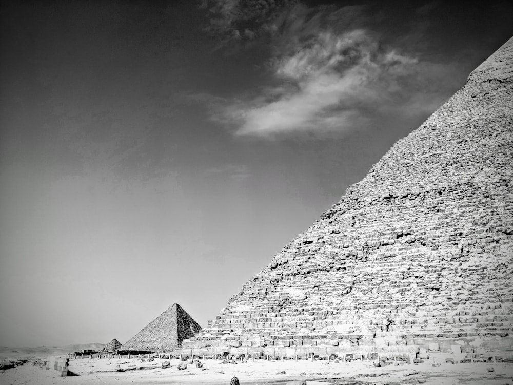 a black and white photo of the great pyramid of giza